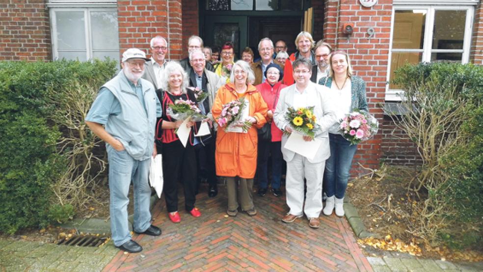 Die GEW bat die Geehrten vor dem Ostfriesischen Schulmuseum zum Foto. © Foto: privat