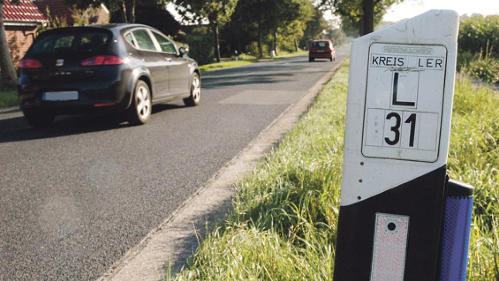 Auf der Landesstraße L 31 zwischen Weener und Stapelmoor gibt es viele Schlaglöcher und Risse. Nun wird die Fahrbahn auf einem rund drei Kilometer langen Streckenabschnitt erneuert. Auch der Radweg wird saniert. © Foto: Szyska