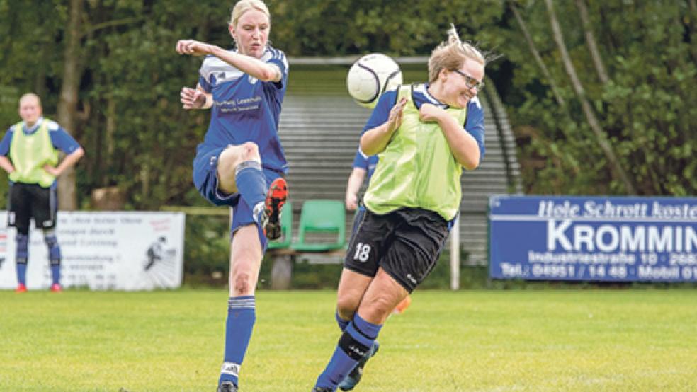 Lena Kampen (links) und ihre Heidjerinnen hatten dem Süderneulander SV nur wenig entgegen zu setzen. © Foto: Mentrup