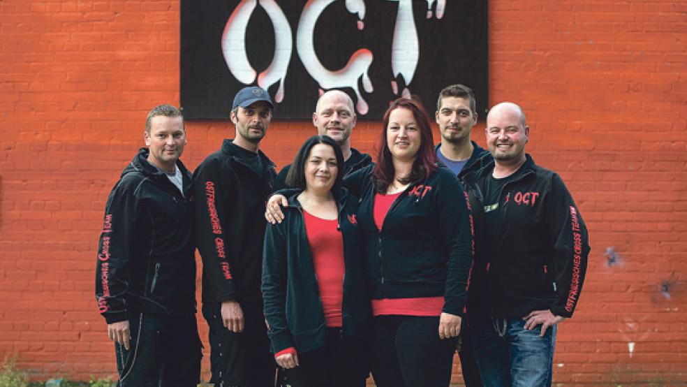 Diese sieben Autocross-Fans bilden das Ostfriesische Cross Team (von links): Günter Haken, Bernhard Aeissen, Mandy Rose-Bonk, Meik Goßling, Nadine Goßling-Harms, Michael Rose und Torsten Spin. © Foto: Mentrup