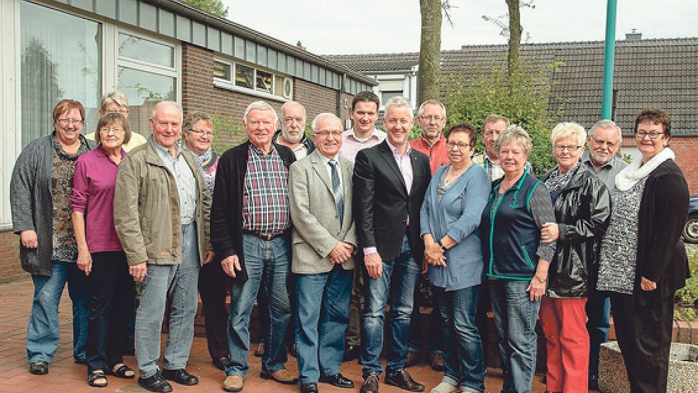 Der SPD-Europaabgeordnete Matthias Groote (sechster von links) im Kreis der Bunder Sozialdemokraten. Rechts neben ihm Ortsvereinsvorsitzende Karin Mertens. © Foto: privat