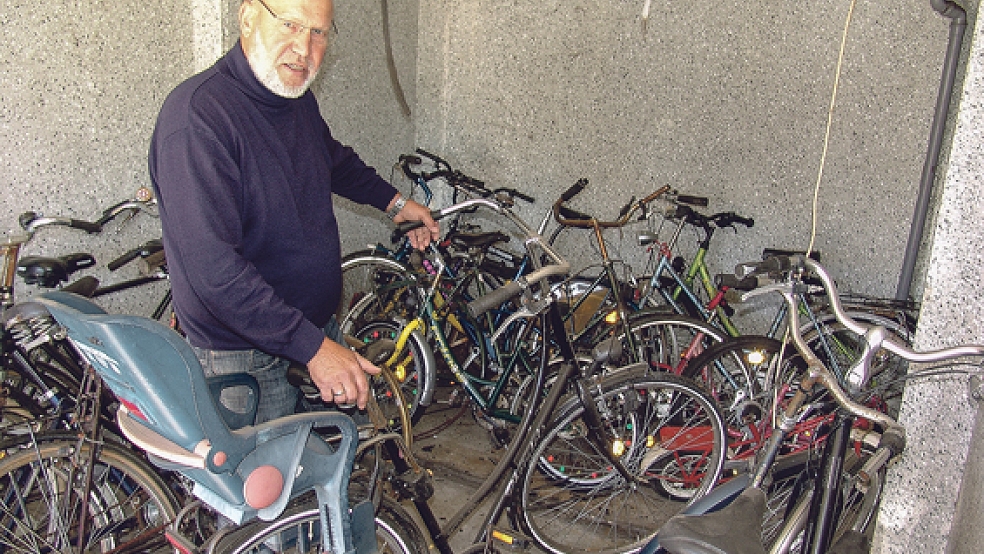Harm Meinders vom Rheiderländer Fahrrad-Club (ADFC) sucht noch Mitstreiter, die ihm helfen, ältere Fahrräder für Flüchtlinge in Bunde zu reparieren. Auch in Weener werden ehrenamtliche Helfer gesucht.  © Foto: Boelmann