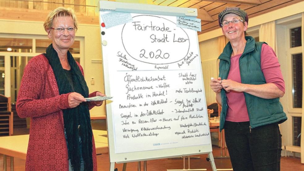 Gudrun Bonow (links) und Angelika Boden notierten bei der Gründungsversammlung der künftigen Fairtrade-Initiative Leer die Anregungen der Teilnehmer. © Foto: Dübbel