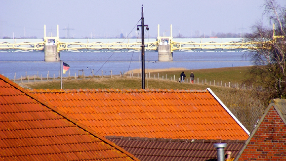 Der Versuchsbetrieb des Ems-Sperrwerks, hier ein Blick von Ditzum aus, fällt aus. © Foto: Szyska