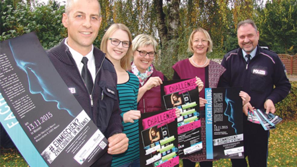 Stellten die nächsten Veranstaltungen des Netzwerks Rheiderland vor (von links): Stefan Reuwsaat (Polizei Weener), Christina Frey (Jugendzentrum Weener), Hilke Behrendt-Niemöller (Jugendzentrum Jemgum), Angelika Janßen-Harms (Jugendpflegerin Stadt Weener) und Hermann Lampen (Bundespolizei). © Foto: Boelmann 