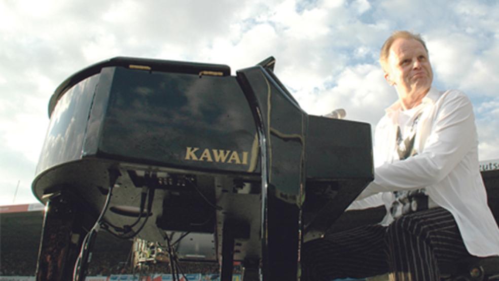 Open Air-Konzerte von Herbert Grönemeyer (hier beim Auftritt 2007 im Bremer Weser-Stadion) sind wie große Familienfeste. Im kommenden Jahr können junge und ältere Musikfans mit dem Künstler in Aurich feiern. © Archivfoto: Hanken