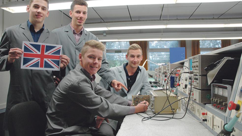 Freuen sich auf England: Steffen Feldmann, Thilo Steinbach, Jelte Dreyer und Gerrit Janssen (von links) werden im Rahmen ihrer Ausbildung zum Elektroniker für Geräte und Systeme ein Auslandspraktikum absolvieren. In der Ausbildungswerkstatt der Bundeswehr in Weener erlernen sie im dritten Lehrjahr den Beruf des Elektronikers für Geräte und Systeme. © Foto: Szyska