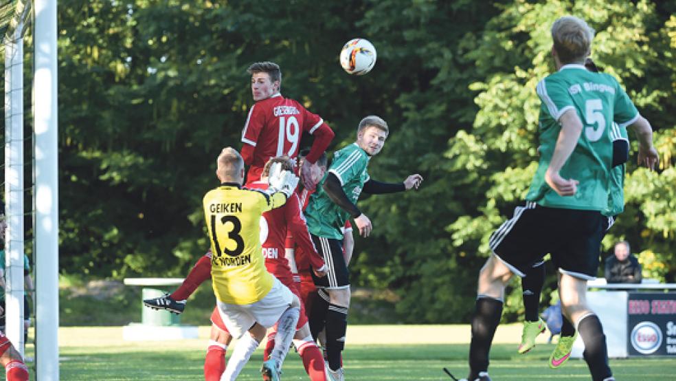 Für Konfusion im Norder Strafraum sorgten die Bingumer um Alexander Weigel einige Male. © Foto: Bruins