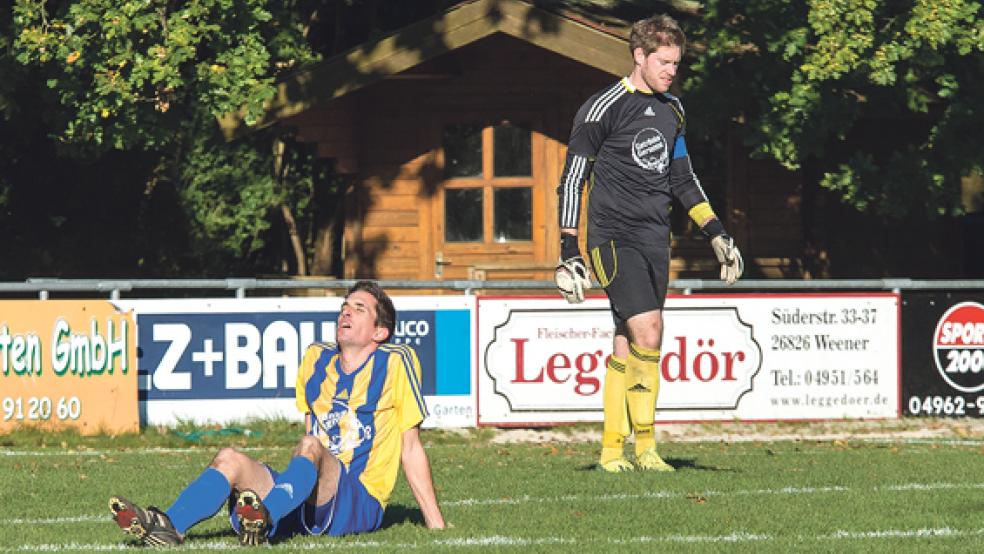 Für reichlich Frust sorgte die 0:5-Heimniederlage gegen Aurich auf Weeneraner Seite. Nicht nur Gerard Bevers (links) und Heiner Husmann waren bedient. © Foto: Mentrup