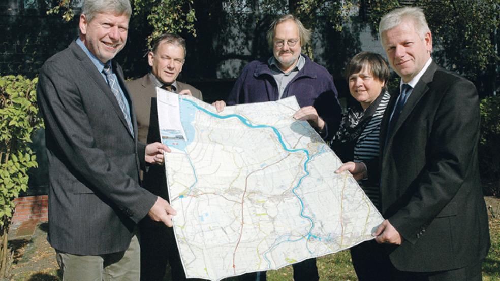 Wollen gemeinsam die Dorfentwicklung im Rheiderland voranbringen (von links): Jemgums Bürgermeister Johann Tempel, Bundes Bürgermeister Gerald Sap, Folkert Steinfelder vom Amt für Landentwicklung in Aurich, Christine Müller von der NWP Planungsgesellschaft aus Oldenburg und Weeners Bürgermeister Ludwig Sonnenberg. © Foto: Szyska