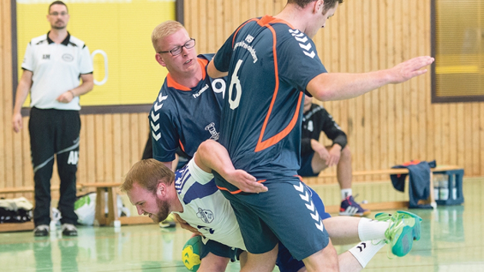 In Schräglage: Die Handballer des TuS Holthusen um Keno Poppen liefen sich das eine oder andere Mal in der Verteidigung der HSG Grüppenbühren/Bookholzberg II fest. © Foto: Mentrup