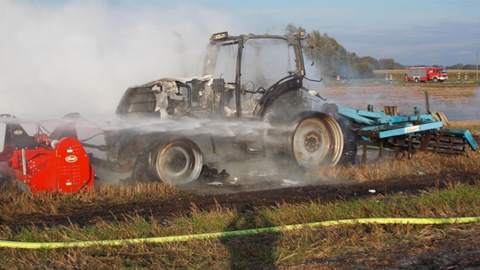 Ein Maishäcksler ist am Montagnachmittag auf einem Feld in Holtgast (Landkreis Wittmund) komplett ausgebrannt.. © Foto: Polizei