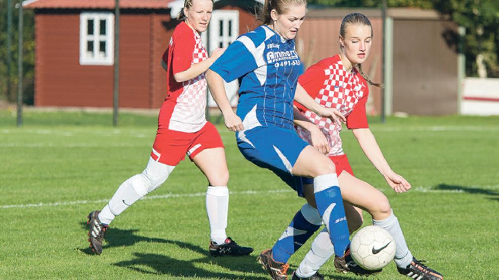 Auf Augenhöhe agierten die Möhlenwarferinnen und die Jemgumerinnen. Hier sind Maria Leinweber und Tineke Albe im Zweikampf. Sonja Pilney beobachtet die Situation. © Foto: Mentrup