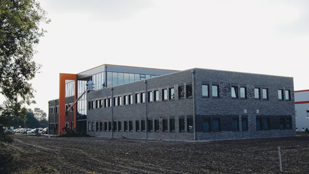 Der Neubau des Verwaltungsgebäudes von Jovy Atlas in Soltborg hat drei Geschosse, was an den Brandschutz besondere Anforderungen stellt. © Foto: Hoegen