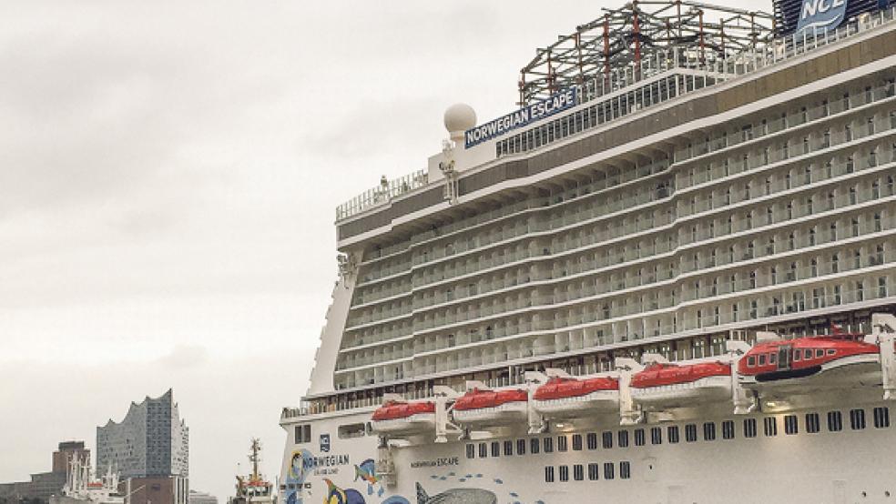 Vor dem Hafenpanorama der Elbphilharmonie lief die von der Papenburger Meyer Werft gebaute »Norwegian Escape« am Dienstag in Hamburg ein. © Foto: Schillingmann