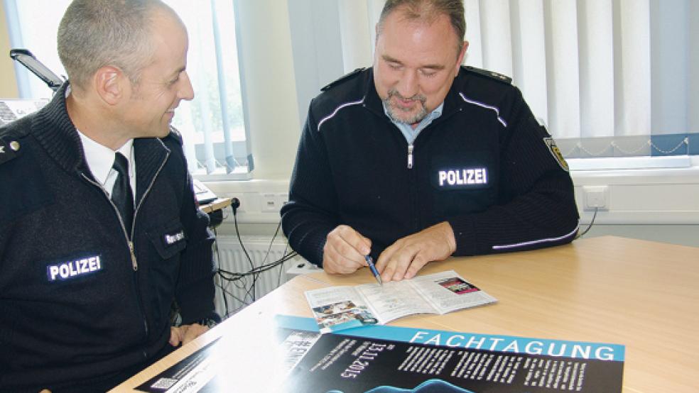 Klären über die Gefahren von Cybermobbing auf (von links): Stefan Reuwsaat (Polizeichef in Weener) und Hermann Lampen (Präventionsbeauftragter der Bundespolizeiinspektion Bad Bentheim). © Foto: Boelmann
