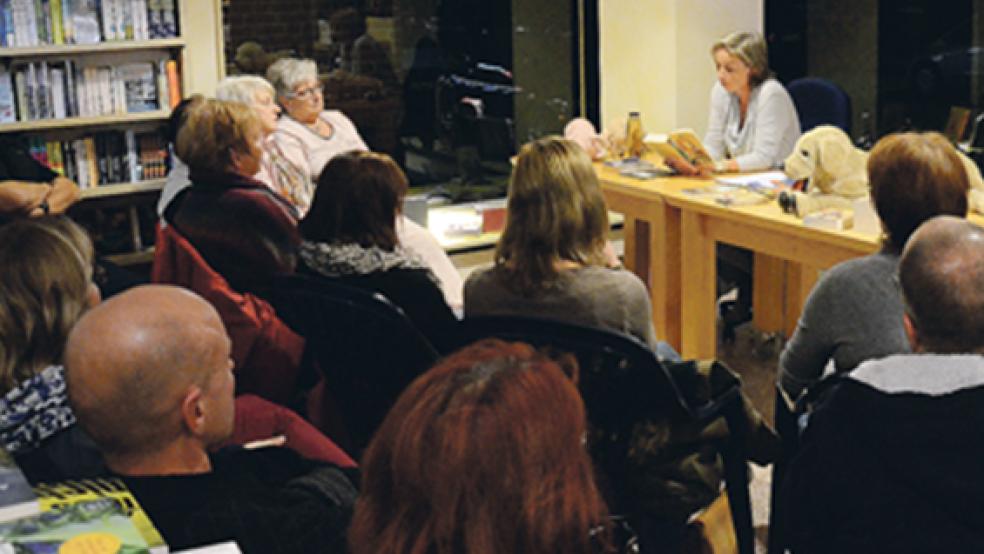 Autorin Birgit Rutenberg liest aus ihrem Krimi in der Buchhandlung Klinkenborg. Auf dem Tisch: »Fräulein Menke« - der Hunde assistiert der Heldin des Romans bei ihren Ermittlungen. © Foto: Hanken