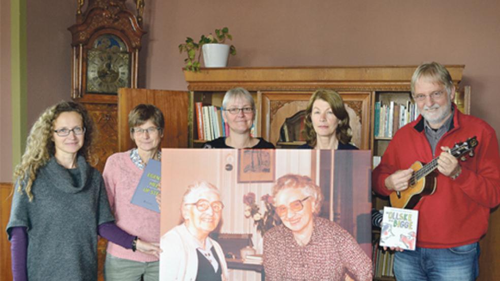 Beteiligen sich am Kultur-Abend mit plattdeutscher Lesung, einer Theateraufführung von Kindergarten-Kindern und Musik zu Ehren von Wilhelmine Siefkes im Dorfgemeinschaftshaus in Bingum (von links): Evgenia Aniskin, Angelika Seidel, Tomke Hamer, Olga Farr-Wodak und Jan Cornelius. © Foto: Stadt Leer