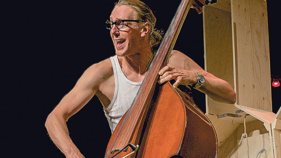 Als griesgrämiger Musiker weiß Aom Flury das Publikum zu unterhalten. © Foto: Landesbühne