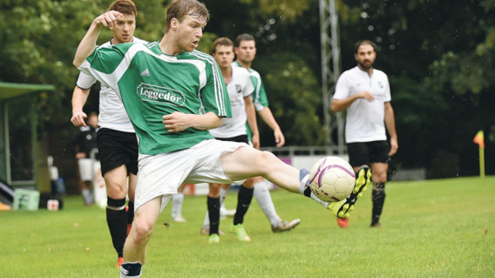 Eine gute Saison spielt bislang Stapelmoors Thomas Klinkenborg. Mit seinen Teamkollegen will der Mittelfeldspieler auch in Emden für eine Überraschung sorgen. © Foto: Bruins