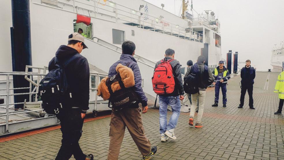 Ankunft am Borkumkai in Emden: Die ersten 100 von 300 Flüchtlingen wurden gestern nach Borkum gebracht. © Foto: Voitel