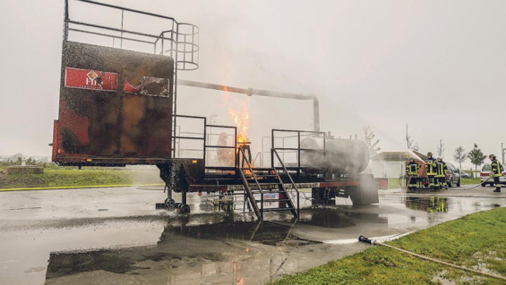 An einer mobilen Trainingsanlage wurden Brände von Gasanlagen, Flüssigkeiten und Feststoffen simuliert. 36 Feuerwehrleute aus den Ortswehren der Gemeinde Bunde und der Stadt Weener wurden in Theorie und Praxis geschult. © Fotos: Klemmer