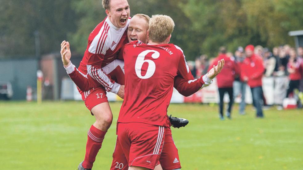 Jemgumer Jubel im Derby: Ole Nitters, Matthias Giertz und Nils van Loh (von links) feiern den Führungstreffer gegen den BSV Bingum.  © Fotos: Mentrup