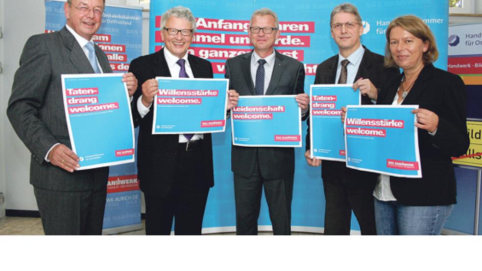 »Welcome«: Peter-Ulrich Kromminga, Manfred Gardemann, Roland Dupák, Jörg Frerichs und Angela Mandel (von links) zeigen die neue Imagekampagne des Handwerks. © Foto: HWK