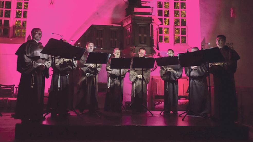 Die »Gregorian Voices« bei ihrem Auftritt in der Georgskirche in Weener. © Foto: Klemmer