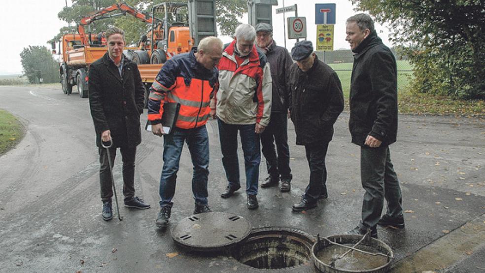 Bauabnahme: Florian Backer (Firma Huneke), Georg Vrieling (Niedersächsische Landgesellschaft), Georg Huisinga (Vorsitzender des Wegeausschusses der Gemeinde Bunde), Bauamtsleiter Manfred de Buhr, der ehemalige Ortsvorsteher Klaas Reck und Bürgermeister Gerald Sap (von links) zeigten sich zufrieden mit dem Endausbau von »Achter’t Verlaat«. © Foto: Szyska