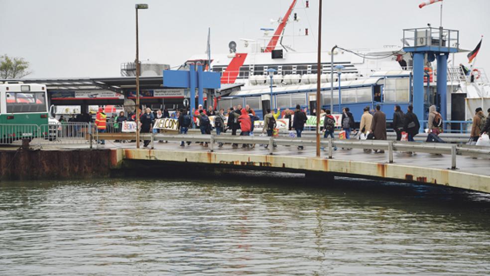 Willkommen auf Borkum: Bei der Ankunft der Flüchtlinge am Sonntag begrüßten viele Bürger die fremden Neuankömmlinge, die hier eine vorübergehende Heimat finden. © Foto: Duis (Kreis Leer)
