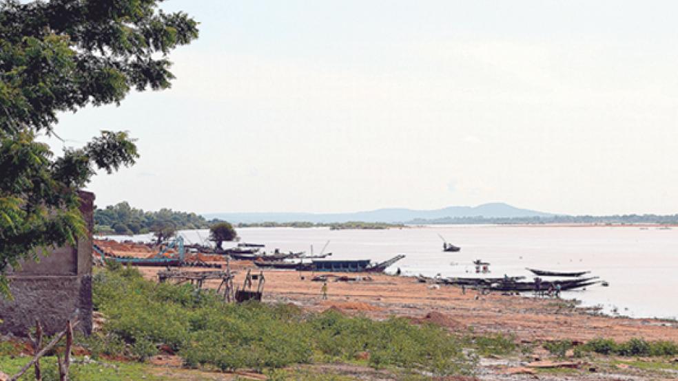 Die Uferzone am Niger in Koulikoro (Mali) ist in der Regenzeit komplett überflutet. Aus dem Fluss wird Sand gefördert, der für den Hausbau verwendet wird.  © Fotos: Bundeswehr/ René Müchler
