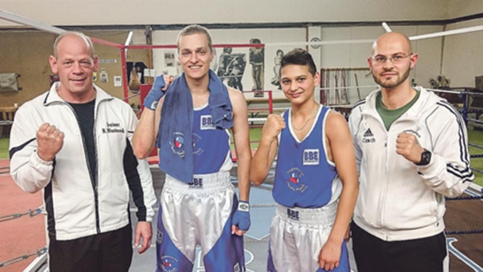 Eine gute Figur machten die beiden Nachwuchstalente Roman Pickard (Zweiter von links) und Elias Milou vom Verein »Shake Hands« in Leer. Ihre Trainer Bernhard Westmark (links) und Eugen Gottfried waren mehr als zufrieden. © 