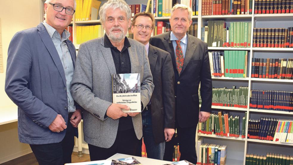 Dem scheidenden Archivdirektor Prof. Dr. Bernhard Parisius (Zweiter von links) ist das Buch »Das 20. Jahrhundert im Blick. Beiträge zur ostfriesischen Zeitgeschichte« gewidmet. Neben elf weiteren Autoren waren an dem Projekt maßgeblich beteiligt (von links): Dr. Paul Weßels, Leiter der Landschaftsbibliothek, Dr. Michael Hermann, ab November kommissarischer Leiter des Landesarchivs in Aurich, und Dr. Walter Schulz (Doornkaat-Stiftung). © Foto: Former (Ostfriesische Landschaft)