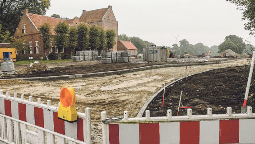 Die Bordsteine für die Zuwegung zum multifunktionellen Platz am Steinhaus in Bunderhee sind weitgehend gesetzt, in rund zwei Wochen sollen die Pflasterarbeiten beginnen. © Foto: Szyska