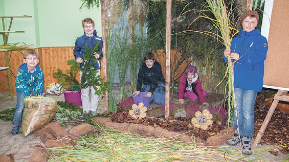 Die Jugendabteilung der Vogelzüchter packte bei den Vorbereitungen für die Ausstellung am Wochenende in der Kleintierhalle am Beningaweg kräftig mit an, denn überall konnten helfende Hände gebraucht werden. © Foto: de Winter