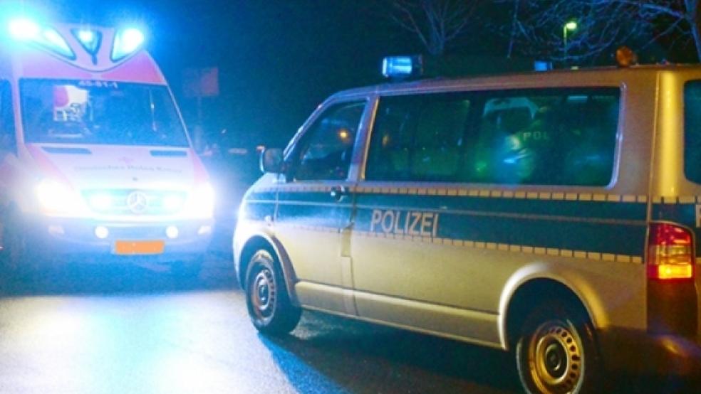 Polizei und Rettungsdienst wurden gerufen, weil ein 22-Jähriger unter einem umgestürzten Fahrradstand am Rathaus in Weener eingeklemmt war. © Foto: Archiv