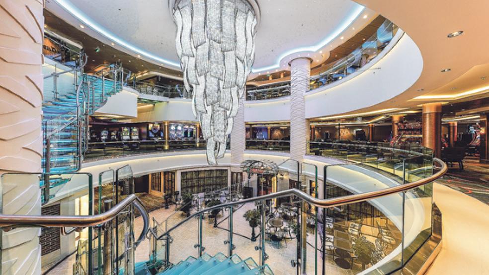 Die Innenausstattung der »Norwegian Escape« - hier das offene Atrium - macht einen luxuriösen Eindruck. © Foto: Meyer Werft