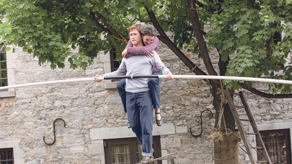 Philippe Petit (Joseph Gordon-Levitt) bereitet sich gemeinsam mit seiner Freundin Allix (Charlotte Le Bon) auf den Coup seines Lebens vor. © Foto: Sony Pictures