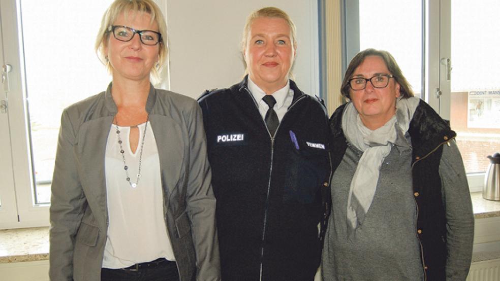 Das Präventionsteam der Polizeiinspektion Leer/Emden ist heute in Leer und am 31. Oktober in Weener mit einem Informationsstand präsent. Von links Petra Pals, Svenia Tammen und Angela Neerhut. © Foto: Hoegen