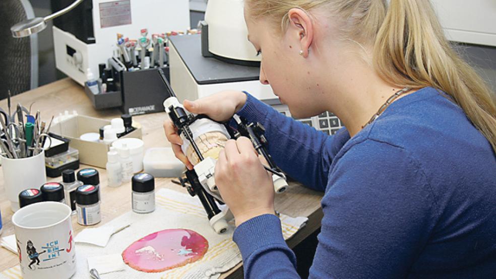 Die Leistungen der Zahntechniker sind derzeit gefragt. Als Gesundheitshandwerk gehören sie zu den Zugpferden der regionalen Konjunktur. .  © Foto: Handwerkskammer