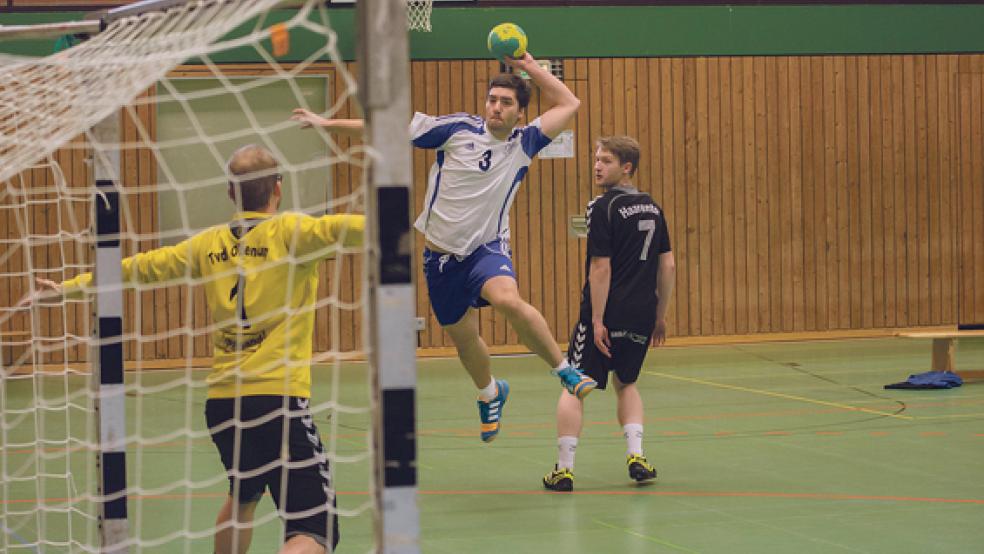 Abgehoben: Holthusens Malte Löning setzt im Heimspiel gegen die TvdH Oldenburg II zum Wurf an. Ihm gelangen insgesamt drei Treffer. Zum Sieg reichte es allerdings deutlich nicht. © Foto: Klemmer