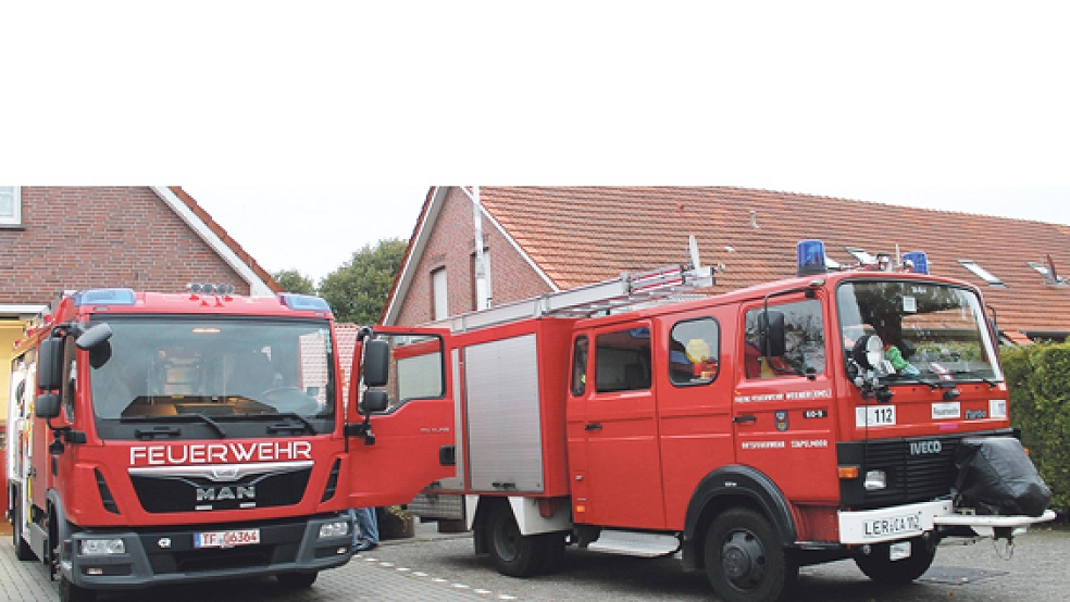 Das Modell CL des HLF 10 neben dem bisherigen Feuerwehrfahrzeug der Freiwilligen Feuerwehr Stapelmoor (rechts im Bild). Dabei handelt es sich um ein Löschgruppenfahrzeug LF 8.  © Foto: Feuerwehr/Rand