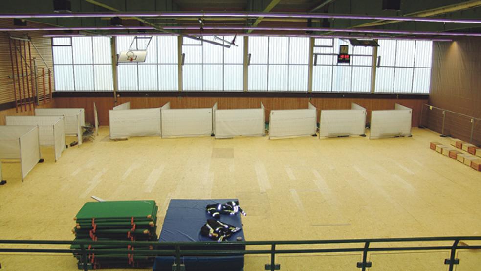 Aufnahmebereit ist die Not-Unterkunft für Flüchtlinge in der Sporthalle an der Floorenstraße. Heute sollen die ersten Bedürftigen hier ankommen. © Fotos: Boelmann