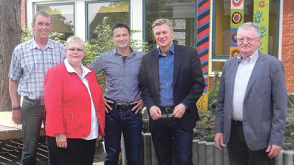 Über die Zukunft der Förderschulen sprach Ulf Thiele (Zweiter von rechts) beim Besuch der Pestalozzischule in Weener mit Schulleiter Dirk Kaiser (links neben ihm). Dabei waren auch (von links) Reinhard Schüür (CDU Weener), Hildegard Hinderks (CDU-Stadtverbandsvorsitzende) und Broer Wübbena-Mecima (CDU-Kreistagsfraktionsmitglied aus Weener). © Foto: Schonvogel (CDU)