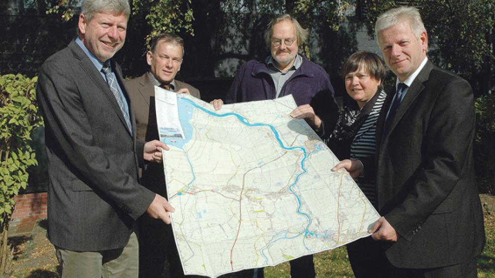 Wollen gemeinsam die Dorfentwicklung im Rheiderland voranbringen (von links): Jemgums Bürgermeister Johann Tempel, Bundes Bürgermeister Gerald Sap, Folkert Steinfelder vom Amt für Landentwicklung in Aurich, Christine Müller von der NWP Planungsgesellschaft aus Oldenburg und Weeners Bürgermeister Ludwig Sonnenberg.  © Foto: RZ-Archiv/ Szyska