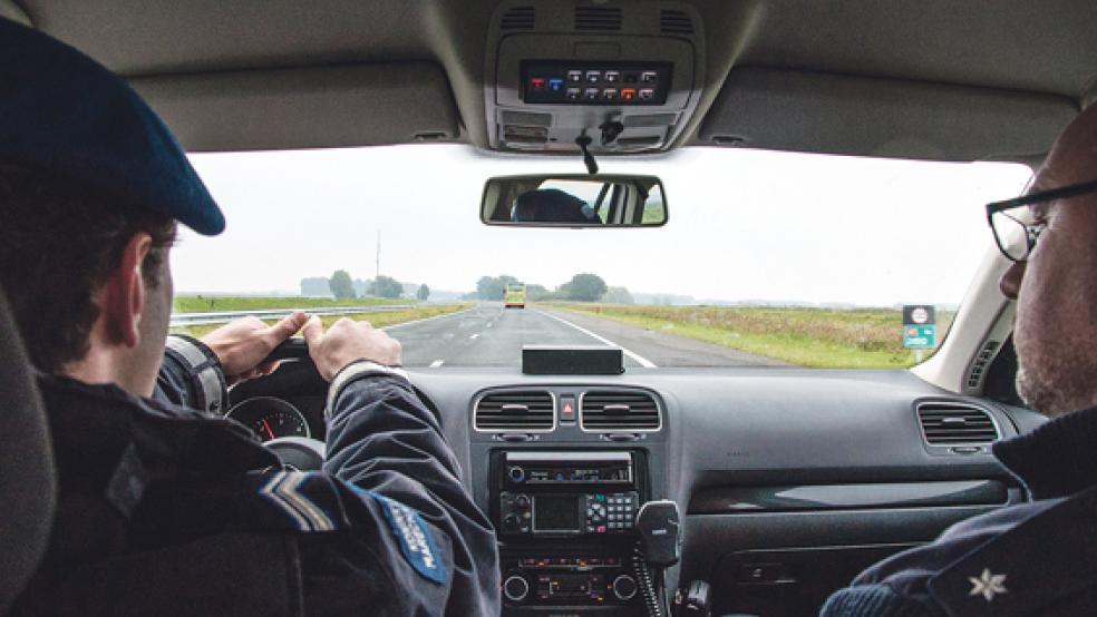 Die Autobahnen entlang der Grenzen sind einer der Haupteinsatzorte des GPT. William Klosterman (Wachtmeister 1. Klasse der Koninklijke Marechaussee, links) und Martin Lampen (Polizeikommissar der Bundespolizei) haben alles im Blick. © Fotos: de Winter