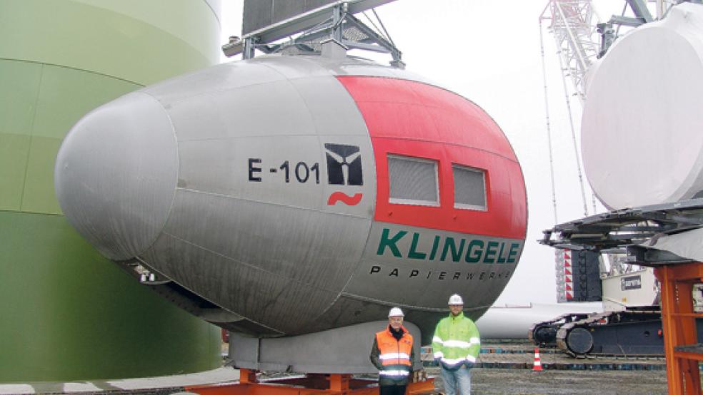 Thilo-Hubertus Kuhl (links) vom Unternehmen Klingele aus Weener und Hendrik Stalljann von der Firma Enova aus Bunderhee waren gestern auf der Baustelle, um sich über den Baufortschritt zu informieren. Das Maschinenhaus wurde gestern montiert. Die Anlage soll ab Mitte November Strom ins öffentliche Netz einspeisen.  © Foto: Boelmann
