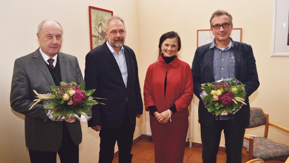 Dr. Alfred Rauhaus, Gerhard Janßen vom CDU-Gemeindeverband Bunde, Gitta Connemann und Dr. Markus Dornbach (von links) nach der Diskussionsrunde zum Thema »Sterben in Würde«.  © Foto: Hülsebus