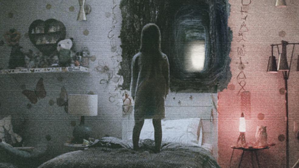 Die kleine Leila, gespielt von Ivy George, wird von Geistern heimgesucht. © Foto: Paramount Pictures
